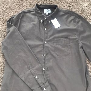 Men’s button down olive green collared shirt